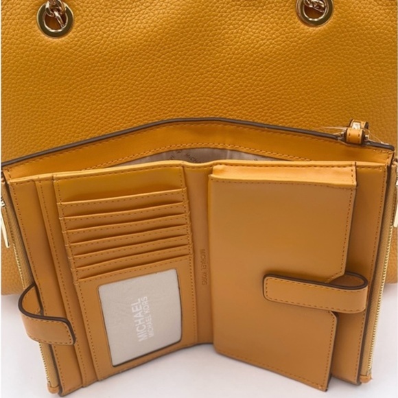 Michael Kors Medium
Tote Bag
Leather and DoubleZip
Wallet Set HONEYCOMB - Picture 6 of 14